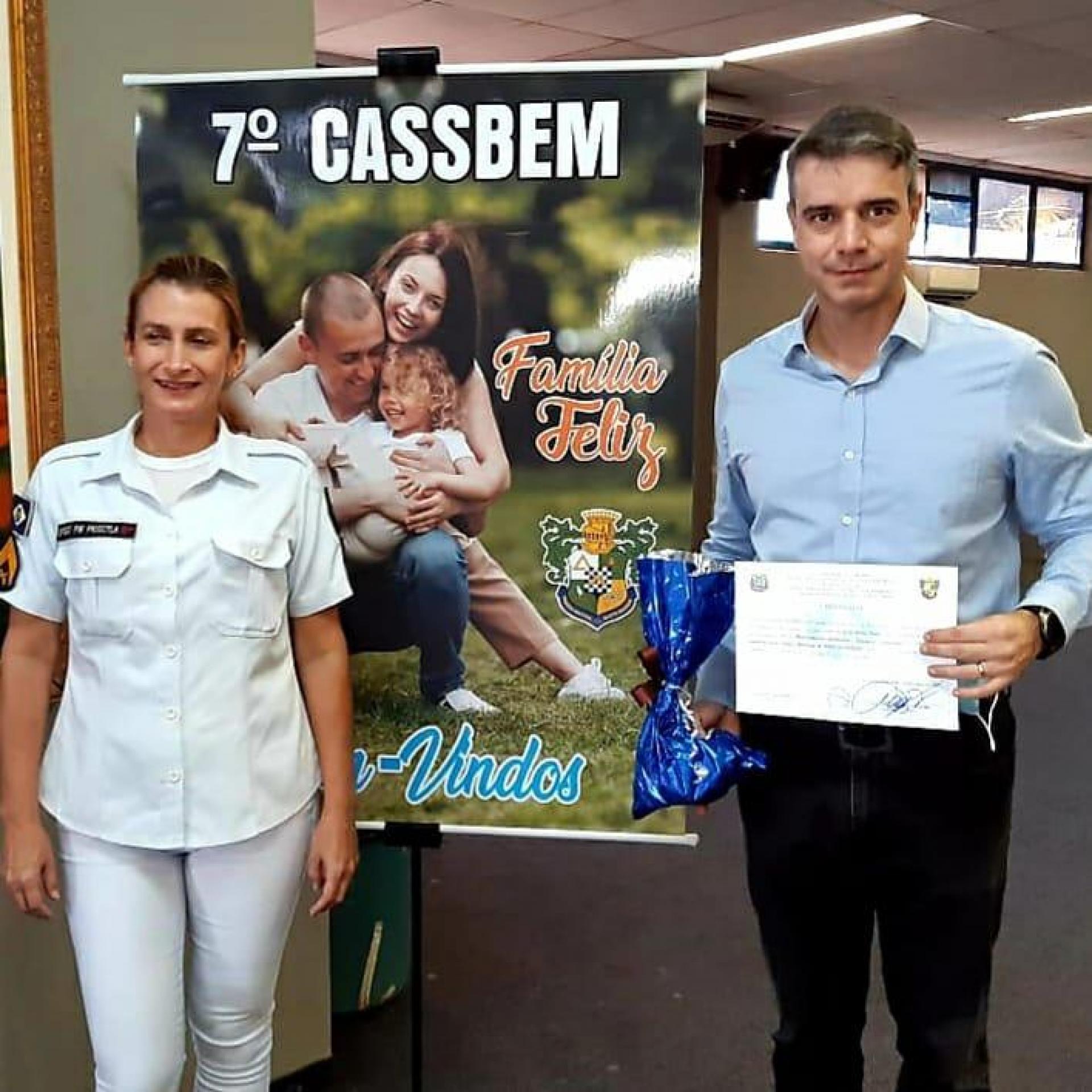 Sargento Pryscila e Ten. Cel. Diego cumprimentam Nestor Fidelis