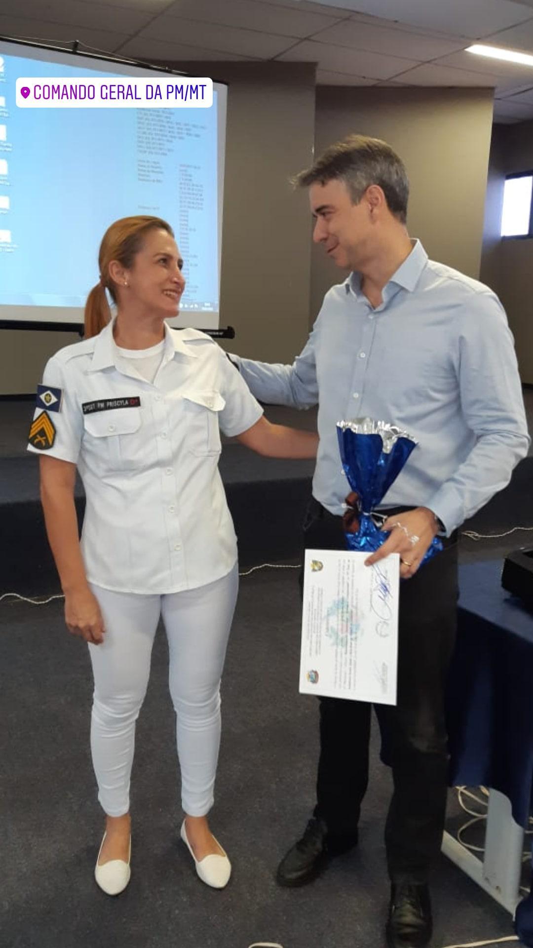 Sargento Pryscila e Ten. Cel. Diego cumprimentam Nestor Fidelis